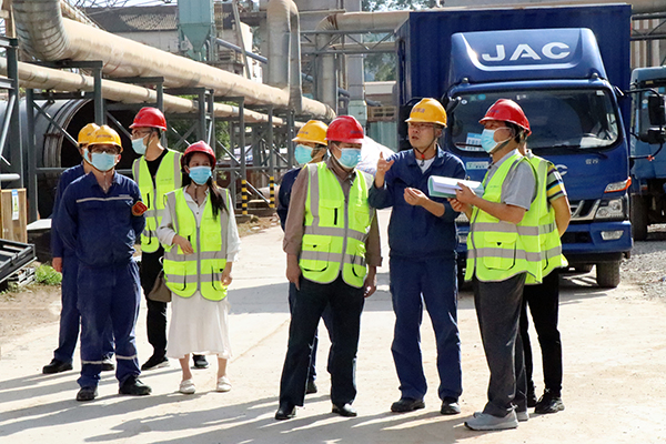 1634267263379022.jpg 專家組到現(xiàn)場(chǎng)查看02.jpg